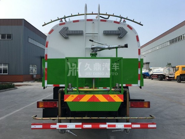 公路灑水車灑水視頻_東風天龍后雙橋公路灑水車4