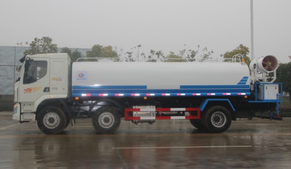 東風(fēng)柳汽小三軸18噸灑水車(chē)高清圖片 東風(fēng)柳汽小三軸18噸灑水車(chē)高清圖片