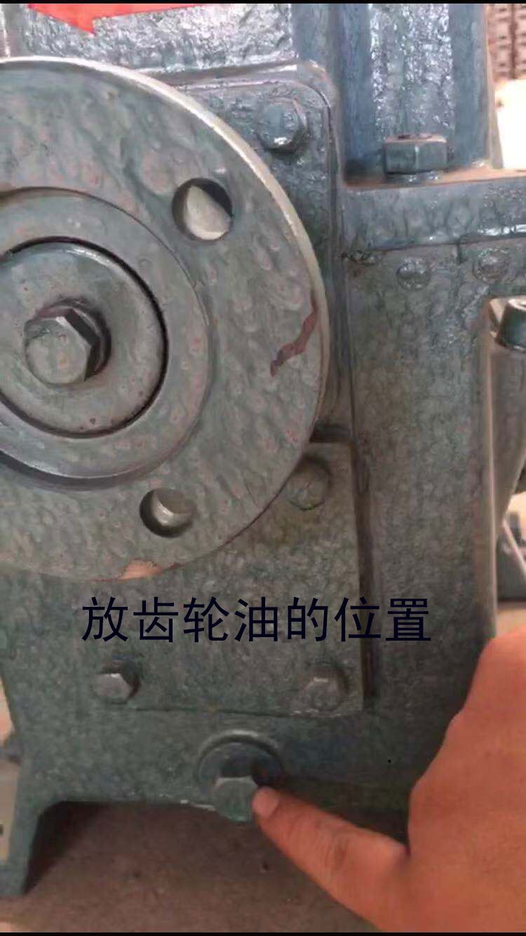 灑水泵放注齒輪油的出口圖片 灑水泵放注齒輪油的出口圖片