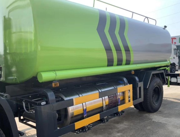 國(guó)六東風(fēng)天錦LNG灑水車(chē)圖片 國(guó)六東風(fēng)天錦LNG灑水車(chē)圖片