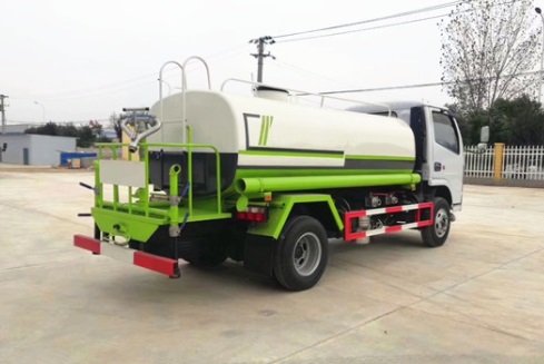 5方灑水車哪里有賣_國(guó)六東風(fēng)福瑞卡5方綠化灑水車廠家價(jià)格多少錢?3