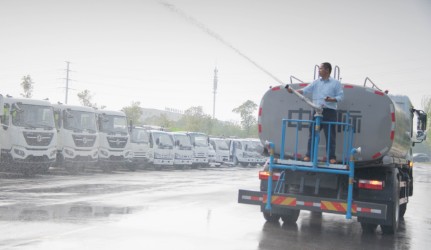 灑水車綠化高射炮作業圖片 灑水車綠化高射炮作業圖片