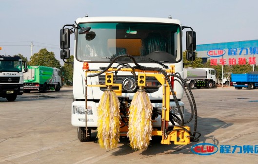 �|�L��������ˮ܇��ǰ�����b�o����ϴ�O�䣬�󲿎���ײ����